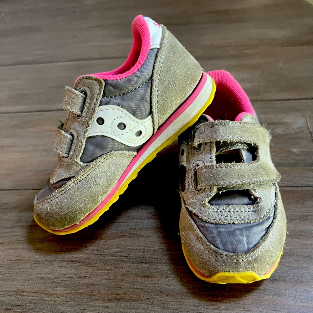 Saucony GUC. Very little wear on these shoes! Size 6 (toddler)